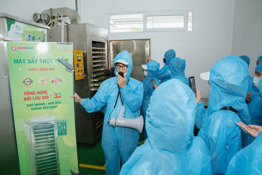 Khách hàng tham qua máy sấy thực phẩm tại nhà máy chế biến