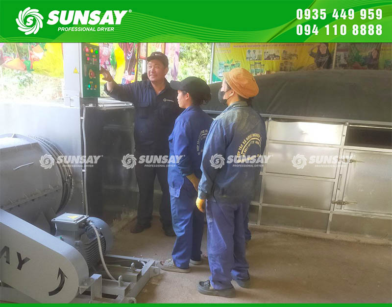 Kỹ thuật viên SUNSAY đang hướng dẫn khách hàng vận hành máy