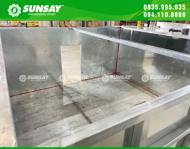 Máy được làm bằng vật liệu tôn kẽm bền bỉ